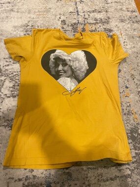 Buckle Yellow Dolly Heart Graphic Short Sleeve Tee